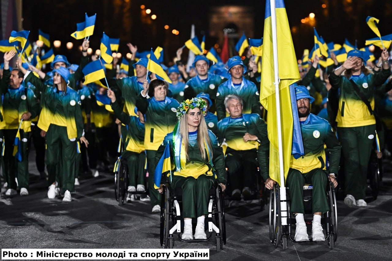 La délégation ukrainienne défile à Paris lors de la cérémonie d’ouverture des Jeux Paralympiques