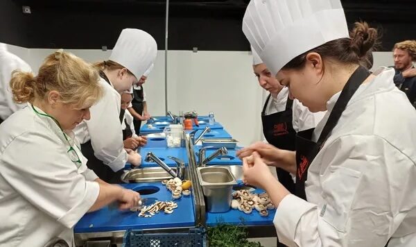 12 Ukrainiens se forment à la cuisine française à l’école de Thierry Marx à Toulouse / France Bleu