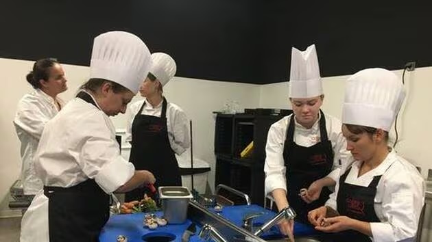 Ces Ukrainiens apprennent la cuisine à l’école du chef Thierry Marx pour « La Cantine de Marioupol »