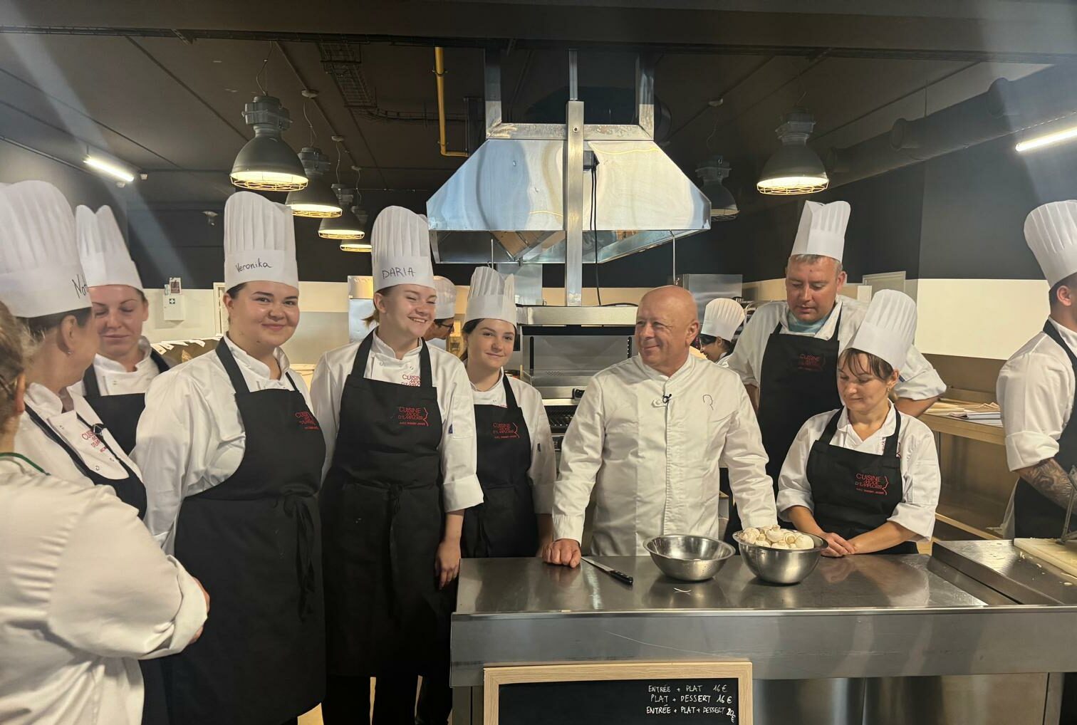 Le chef français Thierry Marx forme 12 apprentis ukrainiens à Toulouse