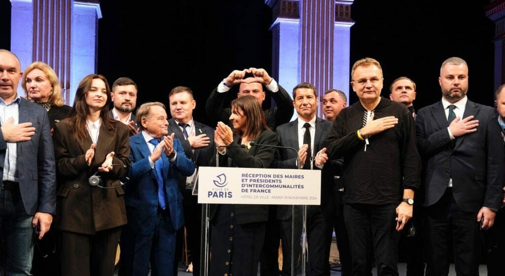 A Ukrainian delegation honored at the Paris City Hall